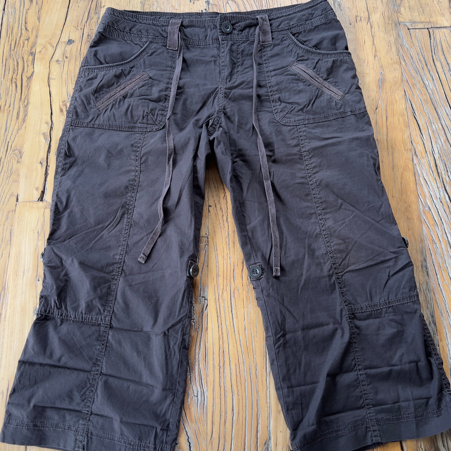 brown capri cargos