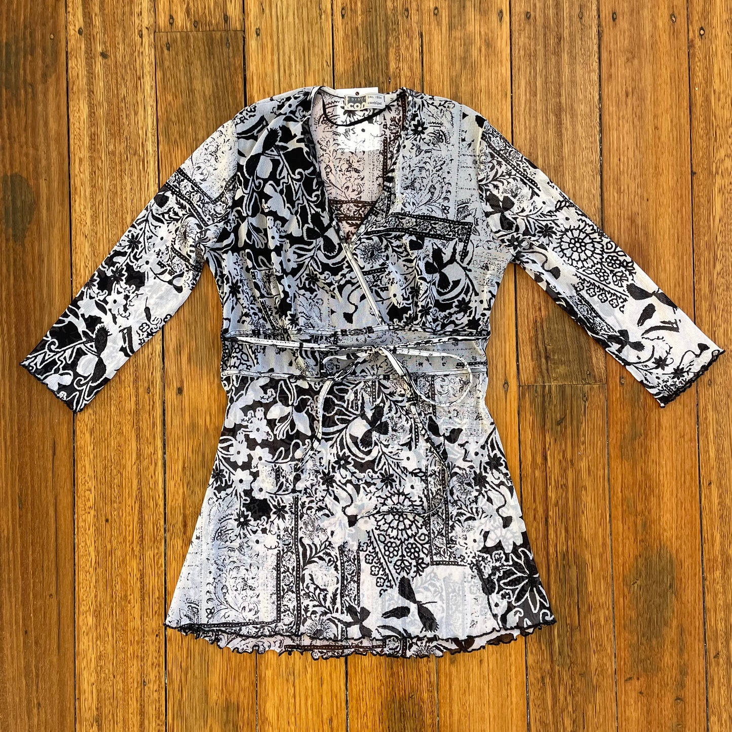 graphic mesh 3/4 sleeve top